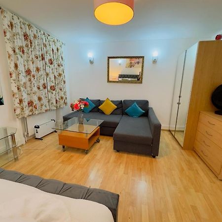Bright Budget Studio Apartment In Central Лондон Екстериор снимка