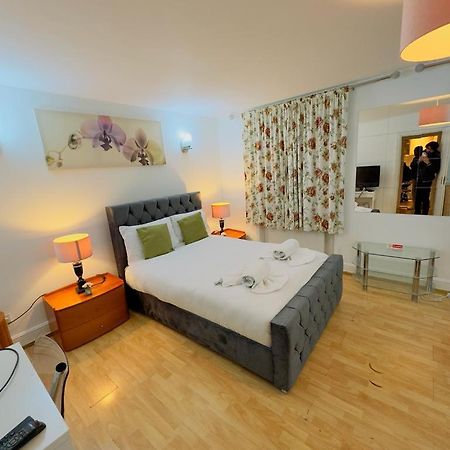 Bright Budget Studio Apartment In Central Лондон Екстериор снимка