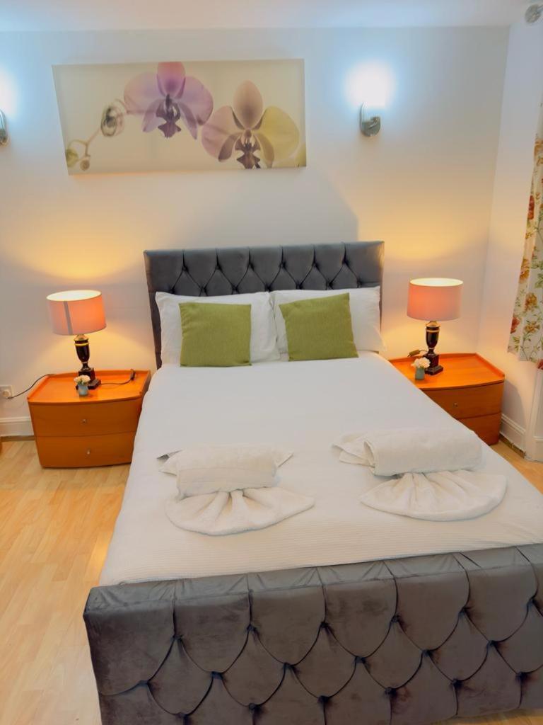 Bright Budget Studio Apartment In Central Лондон Екстериор снимка