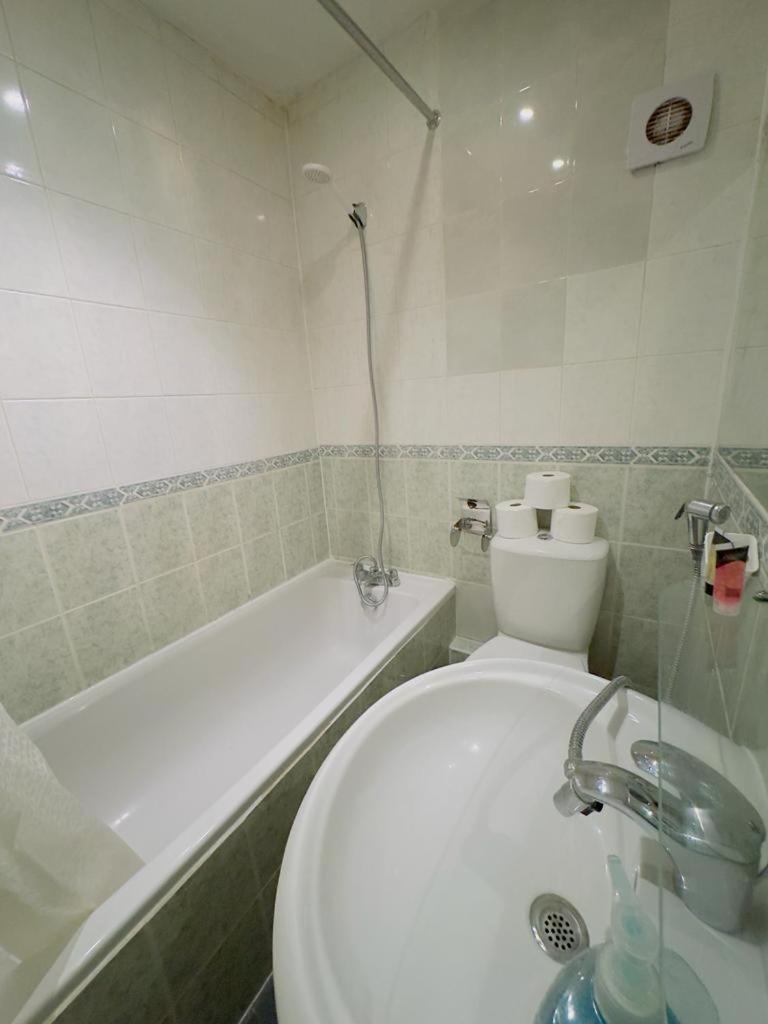 Bright Budget Studio Apartment In Central Лондон Екстериор снимка