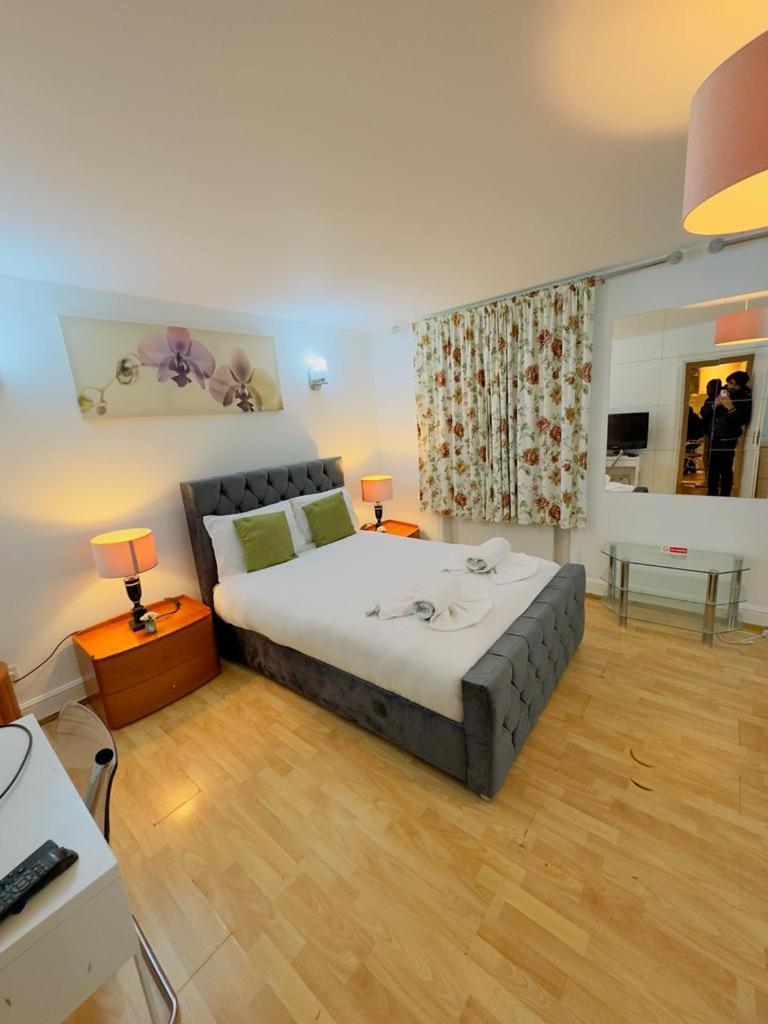 Bright Budget Studio Apartment In Central Лондон Екстериор снимка