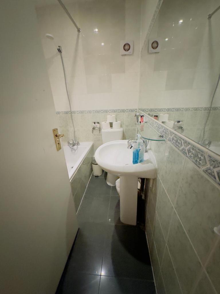 Bright Budget Studio Apartment In Central Лондон Екстериор снимка