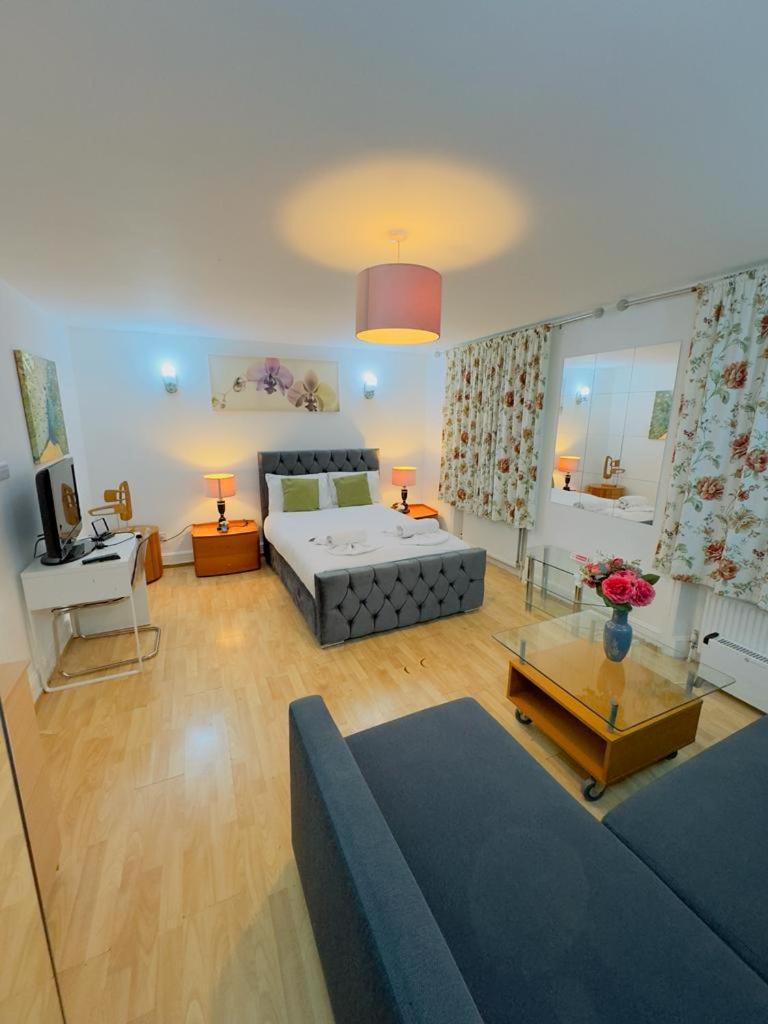 Bright Budget Studio Apartment In Central Лондон Екстериор снимка