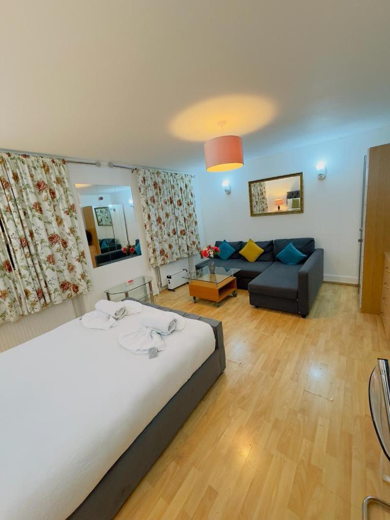 Bright Budget Studio Apartment In Central Лондон Екстериор снимка